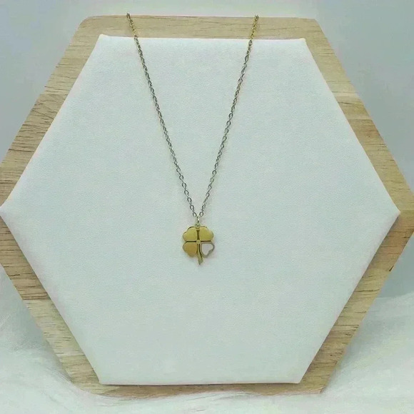 White Heart Four-Leaf Clover Pendant Necklace in Gold - Picture 3 of 6